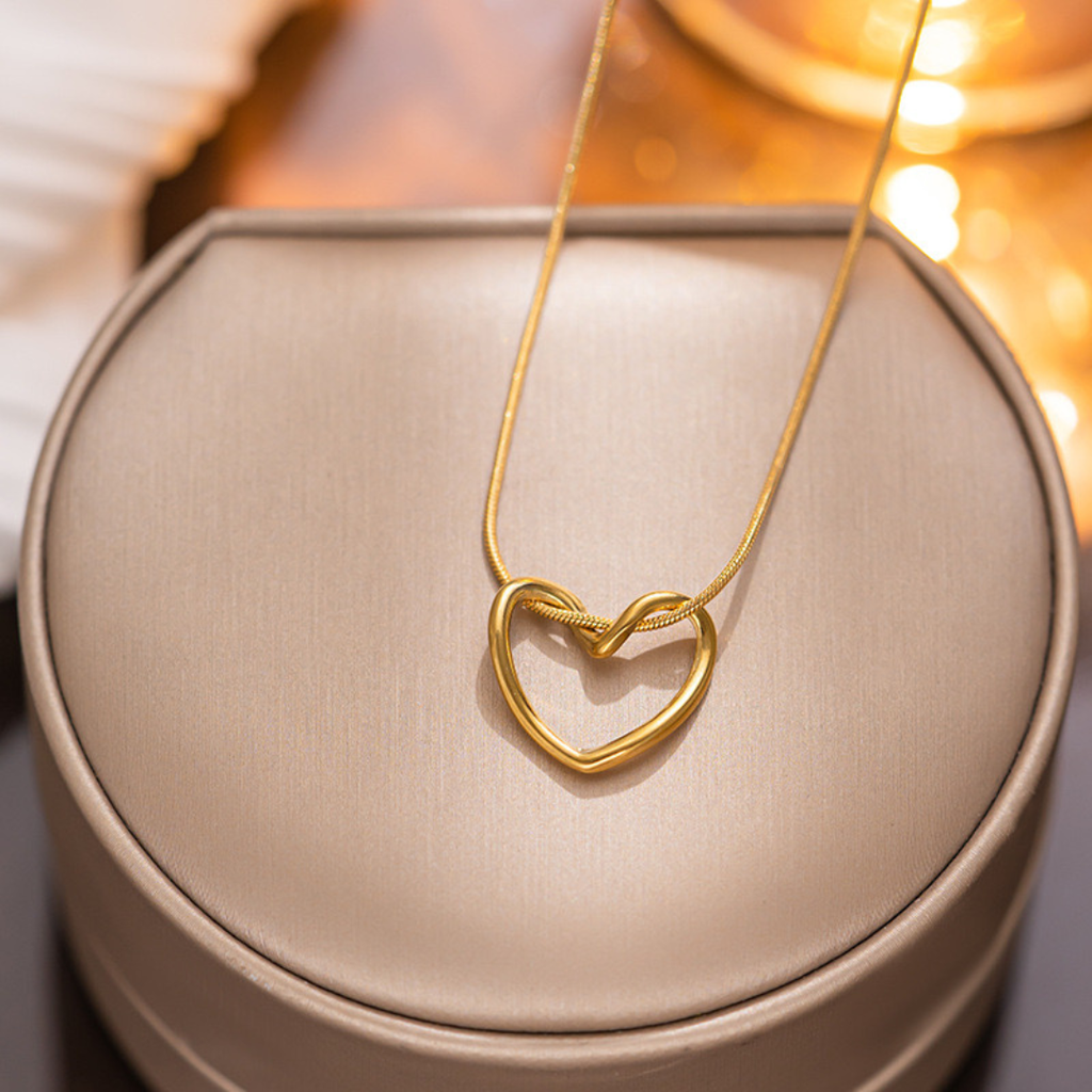 Collar Silhouette of Heart