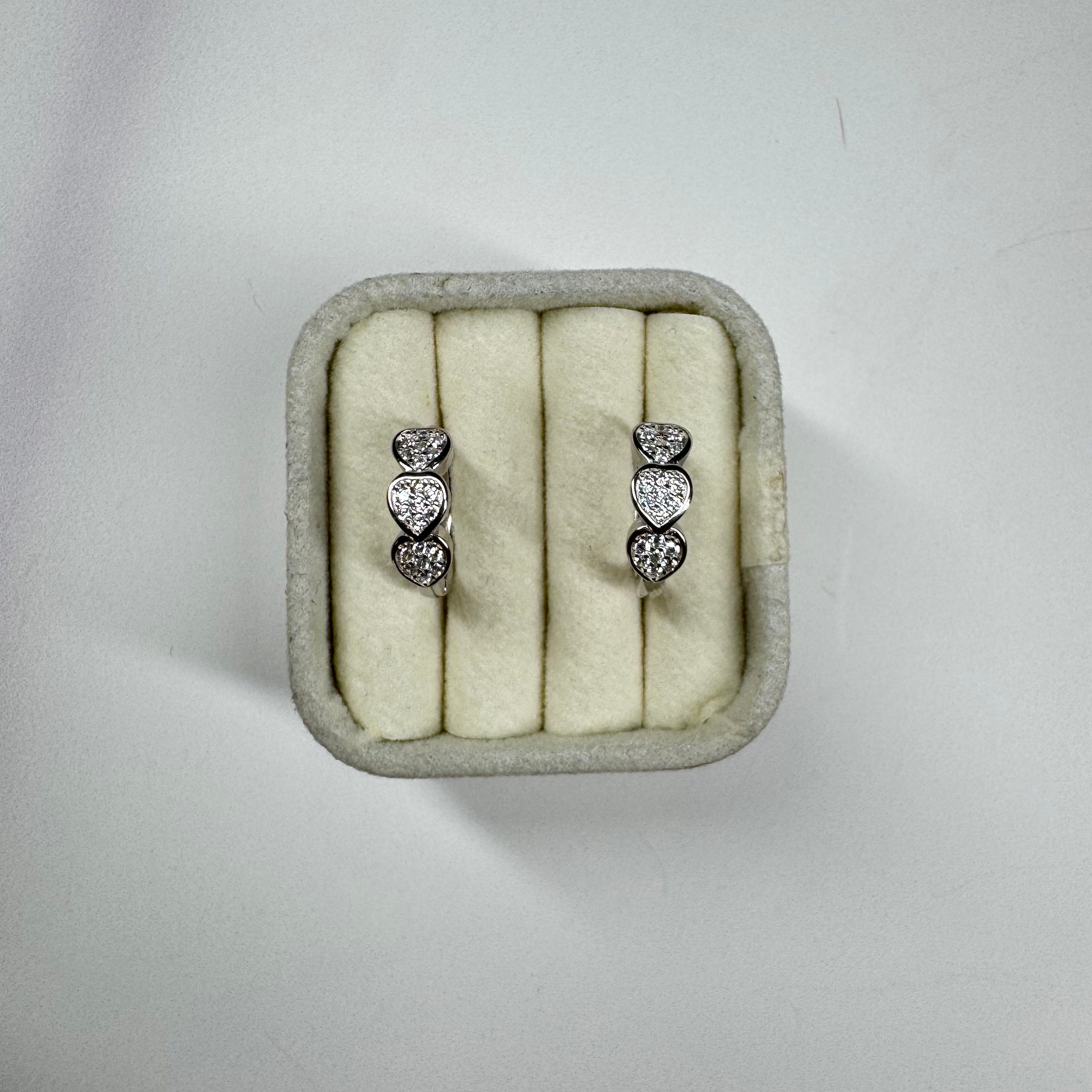 Aretes Huggies Corazones