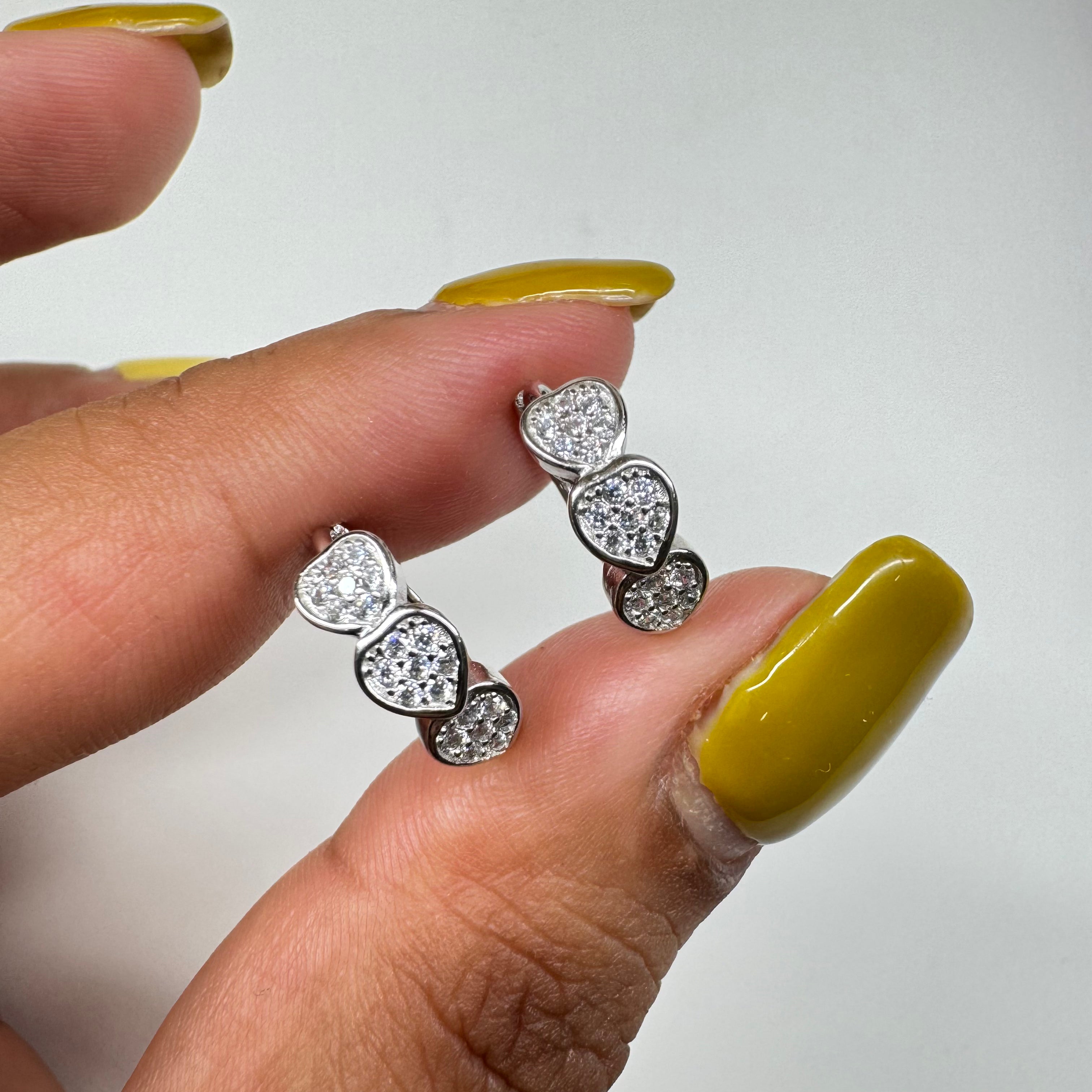 Aretes Huggies Corazones